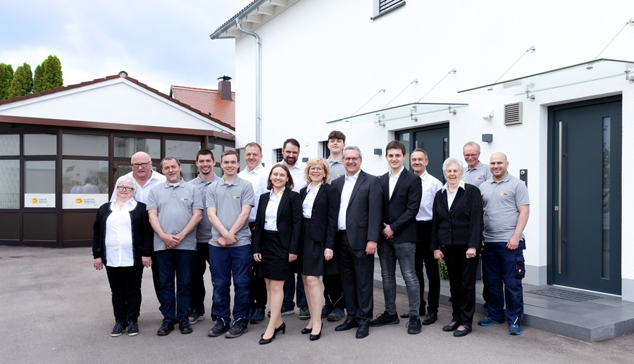 Gruppenfoto des Teams vor dem Standort der Elektro Rebholz GmbH