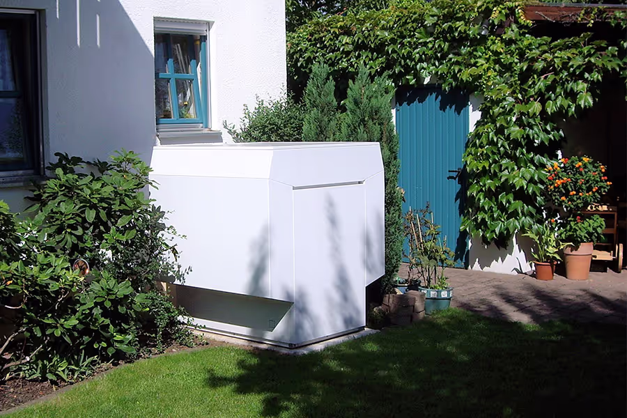 Wärmepumpe im Garten: Installiert von Elektro Rebholz.